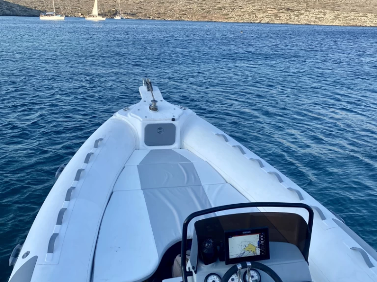 Louer Semi-rigide avec ou sans skipper HNC 690 à Héraklion