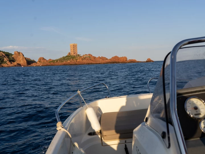 Louer Bateau à moteur avec ou sans skipper Quicksilver à Saint-Raphaël