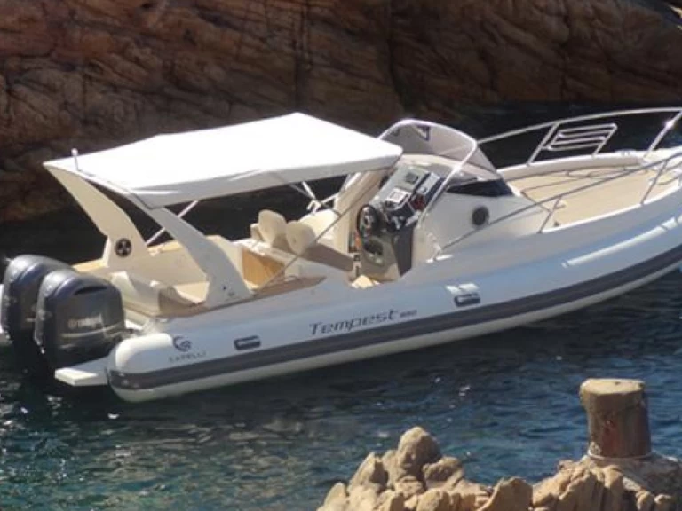 Louer Semi-rigide avec ou sans skipper Capelli à Calvi