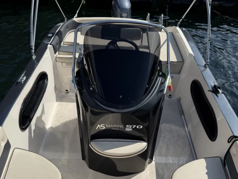 Bateau à moteur à louer à Côme (Ville) au meilleur prix