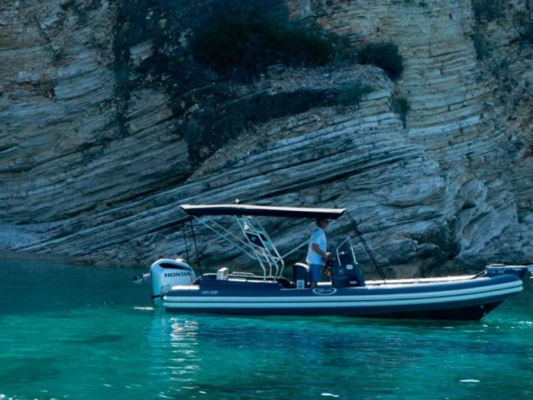 Louer Semi-rigide avec ou sans skipper Saver à Nomós Thesprotías