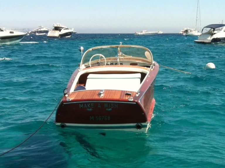 Location Bateau à moteur Riva avec permis