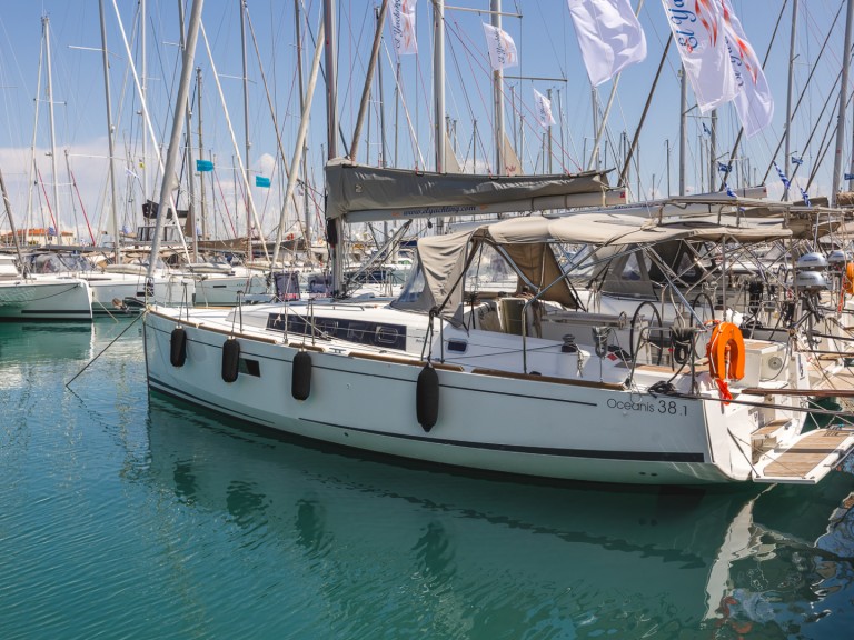 Louez un Bénéteau Oceanis 38.1 à Lefkáda