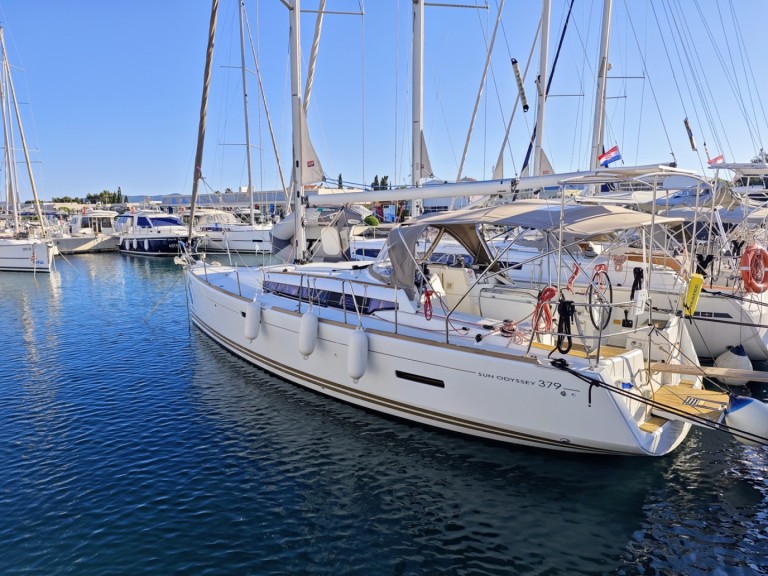 Louez un Jeanneau Sun Odyssey 379 à Sukošan