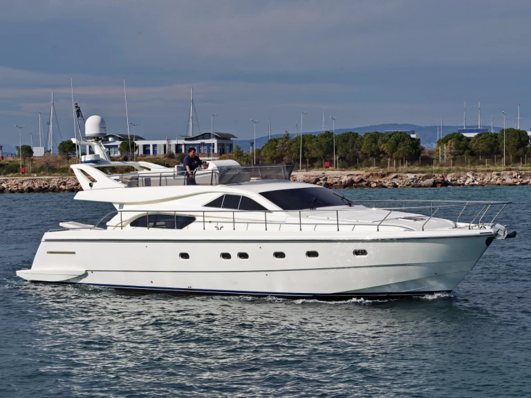Louer Bateau à moteur avec ou sans skipper Ferretti à Glyfáda