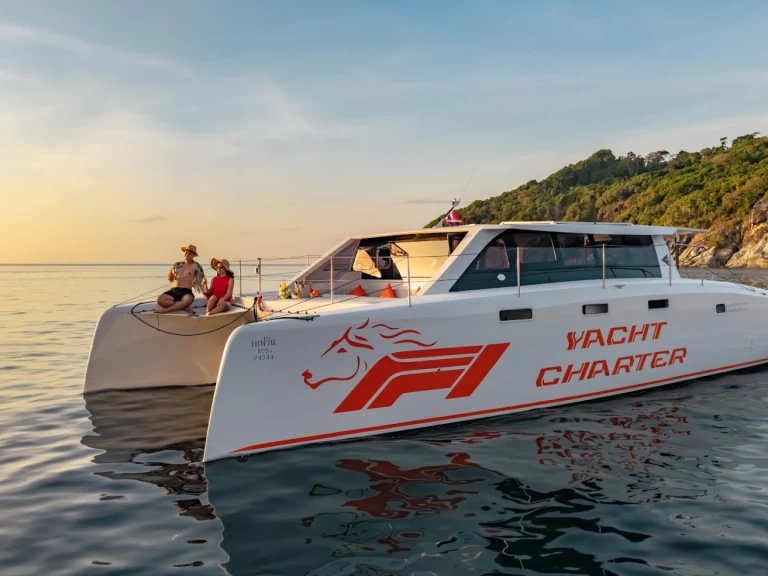 Louez un Stealth 420 F1 Power Catamaran à Phuket (Ville)