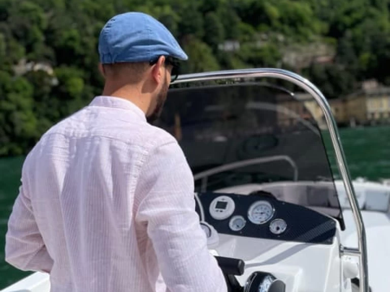 Location Bateau à moteur Trimarchi avec permis