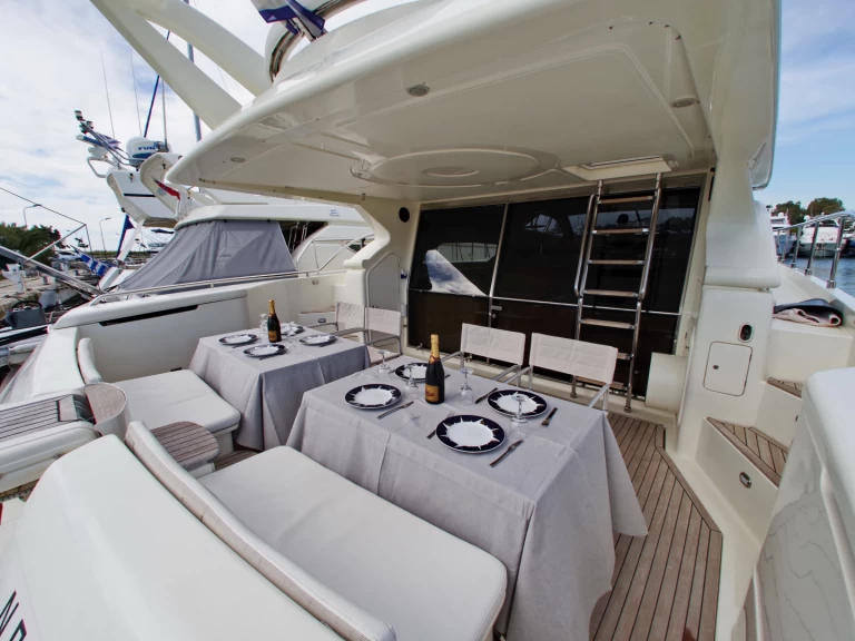 Location Bateau à moteur Ferretti avec permis