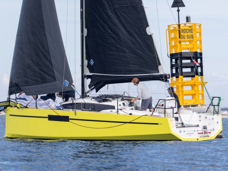 Location bateau RM RM 890 à La Rochelle sur Samboat