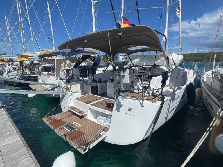 Louer Voilier avec ou sans skipper Jeanneau à Golfo Aranci