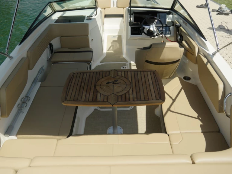 Bateau à moteur à louer à Aix-les-Bains au meilleur prix