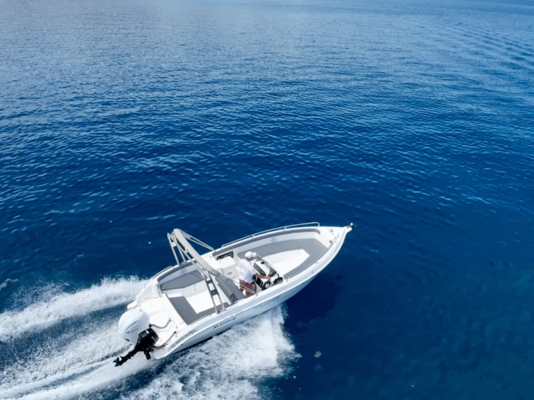 Bateau à moteur à louer à Agios Nikolaos au meilleur prix