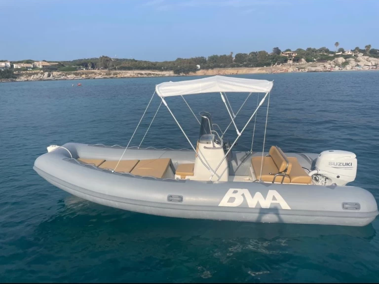 Louer Semi-rigide avec ou sans skipper Bwa à Villasimius