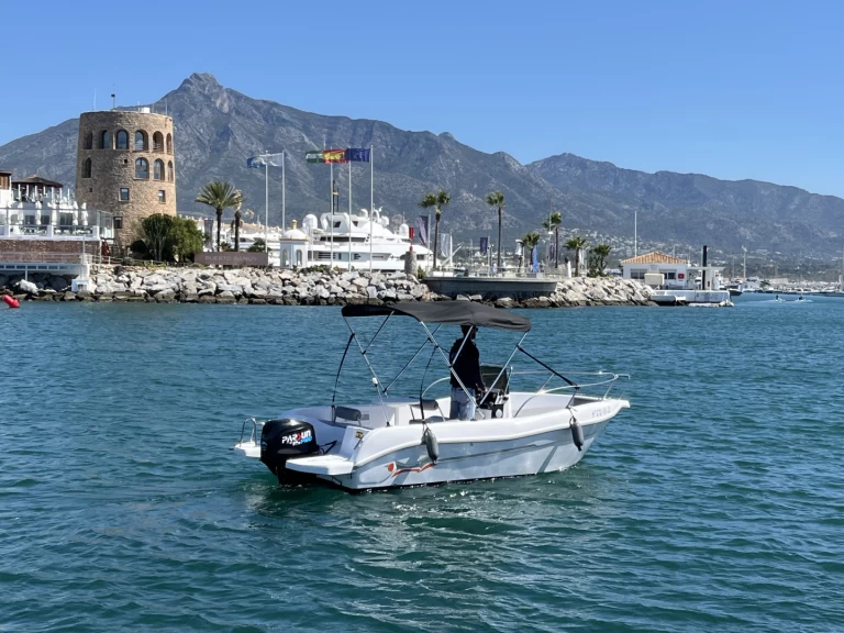 Louer Bateau à moteur avec ou sans skipper voraz à Puerto Deportivo de Lujo en Marbella