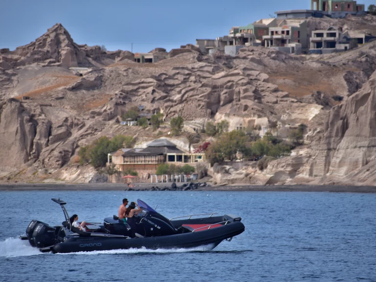 Louez un Grand Boats Golden Line G850L à Santorini Port