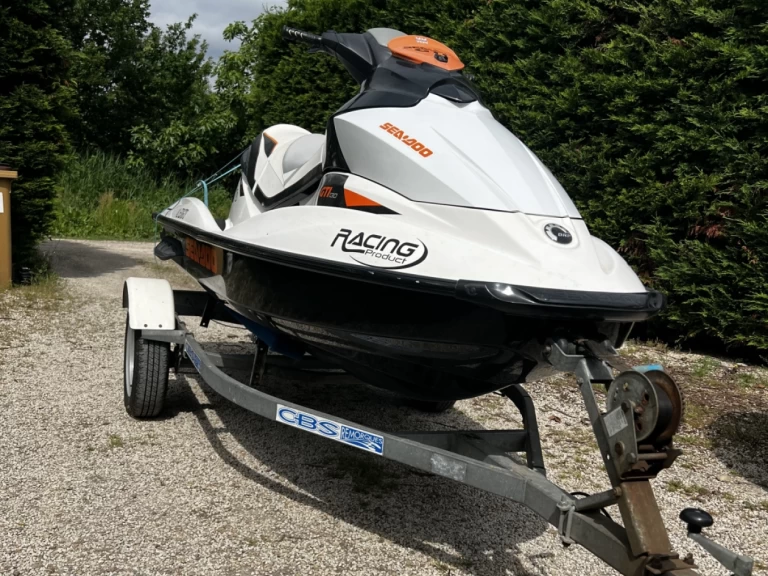 Location bateau Sea-Doo GTI 130 à Arles sur Samboat