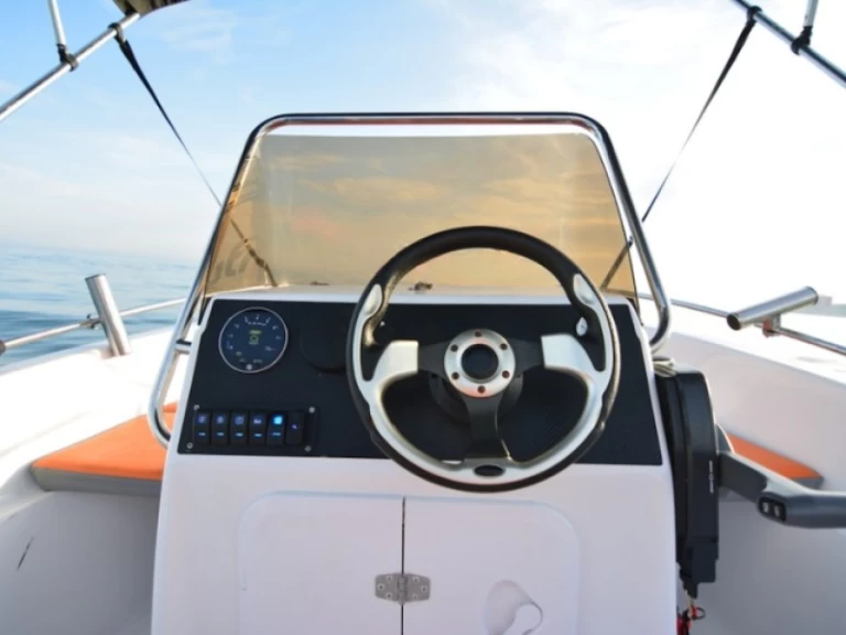 Louez un voraz 500 à Puerto Deportivo de Lujo en Marbella