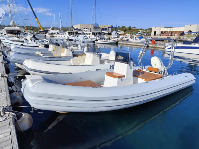 Semi-rigide à louer à Villasimius au meilleur prix