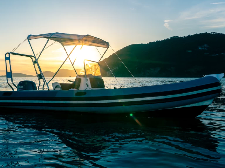 Louer Semi-rigide avec ou sans skipper Joker Boat à Bocca di Magra