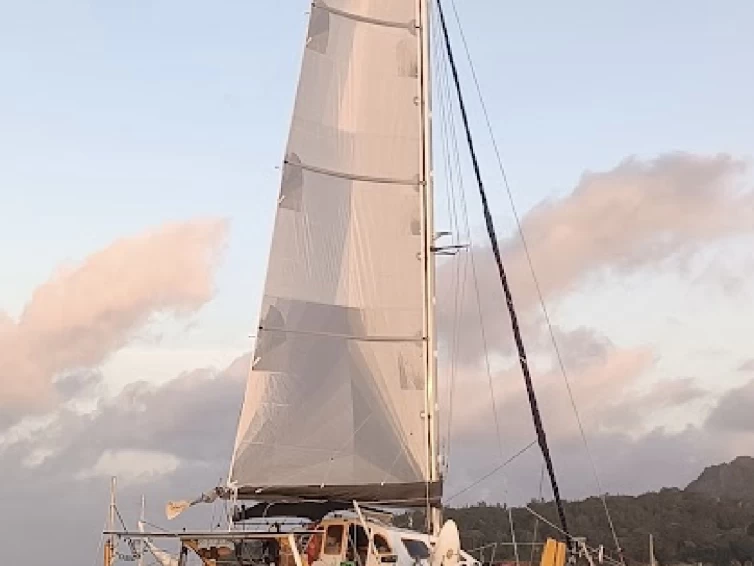 Location Catamaran à Faré - Outremer Danson 40+2