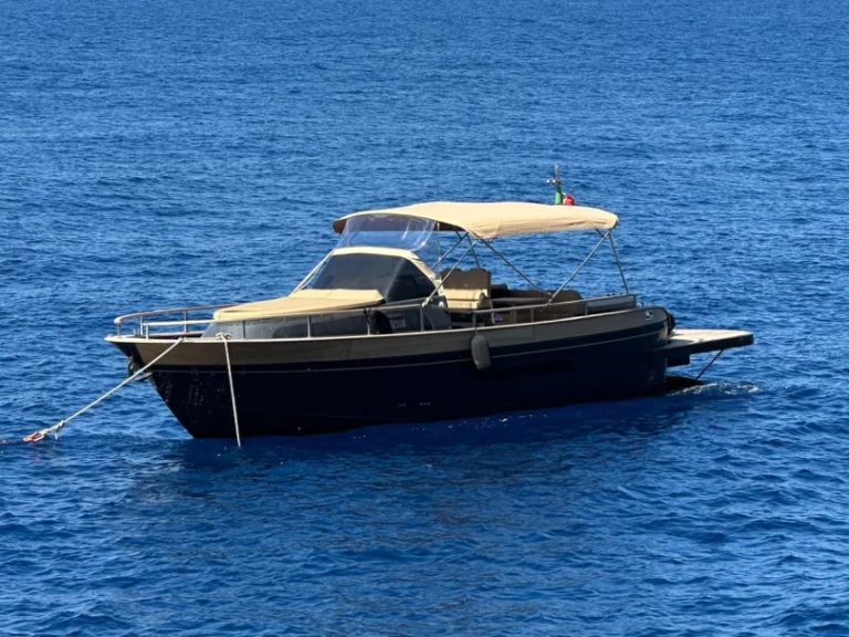 Bateau à moteur à louer à Capri au meilleur prix