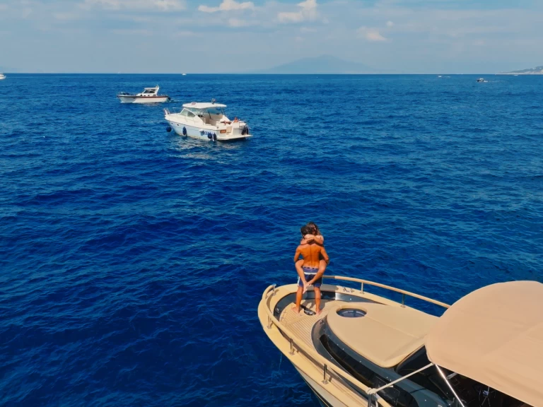 Bateau à moteur à louer à Capri au meilleur prix