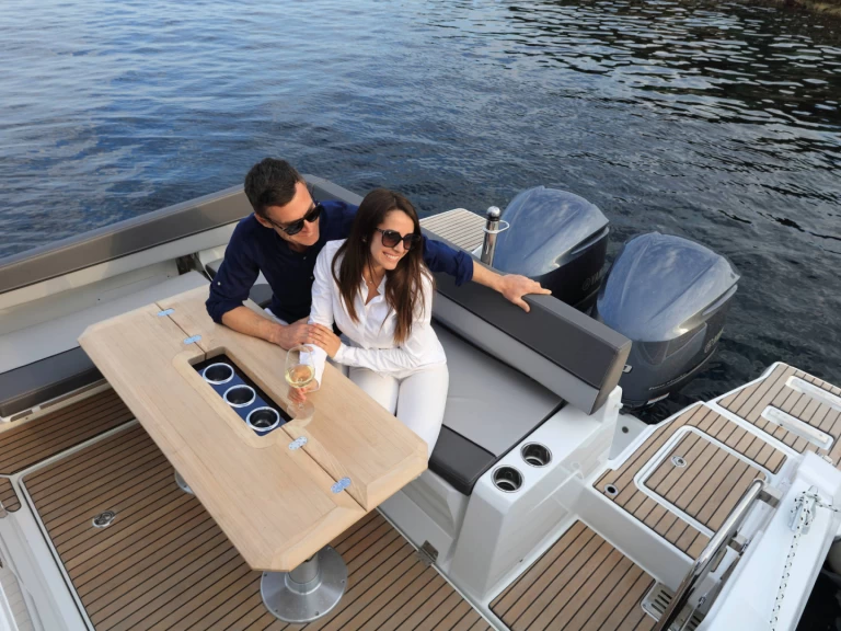 Location à Port des Marines de Cogolin - Jeanneau Cap Camarat 9.0 CC sur SamBoat