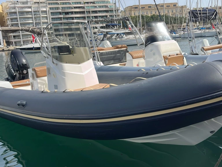 Louer Semi-rigide avec ou sans skipper Capelli à Pietà