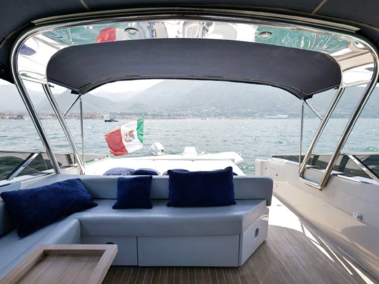 Bateau à moteur à louer à Capri au meilleur prix