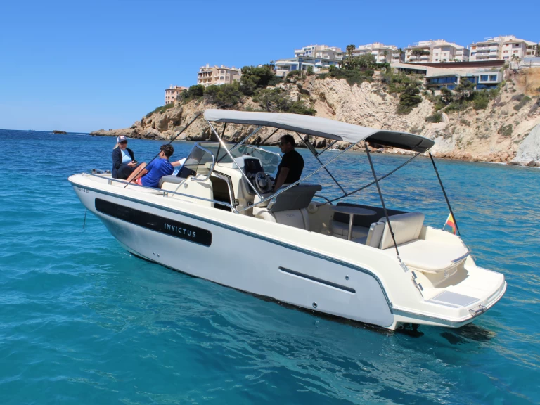 Location bateau Invictus  CX250 à Port Adriano sur Samboat