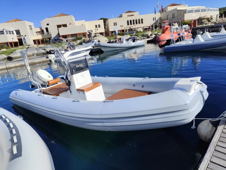 Semi-rigide à louer à Villasimius au meilleur prix