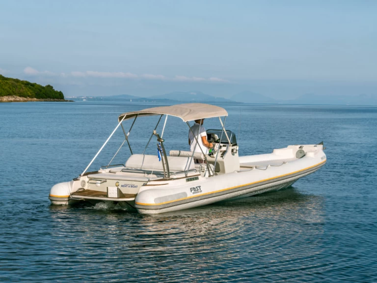 Semi-rigide à louer à Sývota au meilleur prix