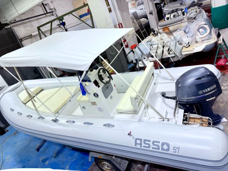 Louez un Asso Asso 57C à Naples