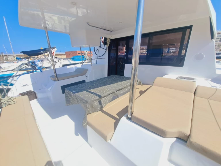 Catamaran à louer à Port de Sitges Aiguadolç au meilleur prix