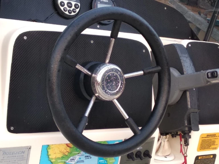 Bateau à moteur à louer à Kerí au meilleur prix