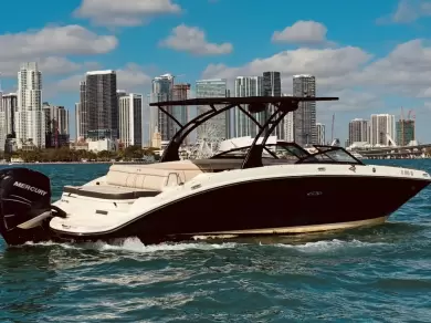 Rent a Motorboat Sea Ray 270 Sundeck Outboard in Miami | SamBoat