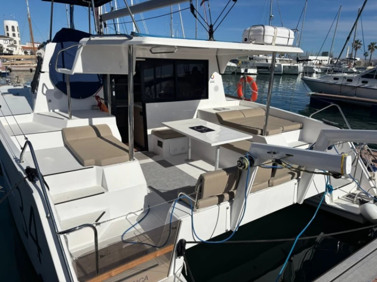 Catamaran à louer à Port de Sitges Aiguadolç au meilleur prix
