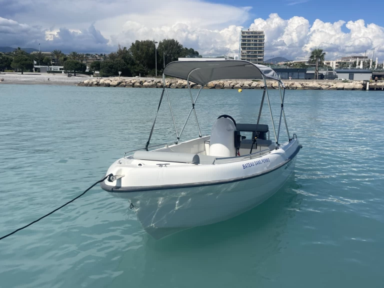 Location Bateau à moteur Karel avec permis