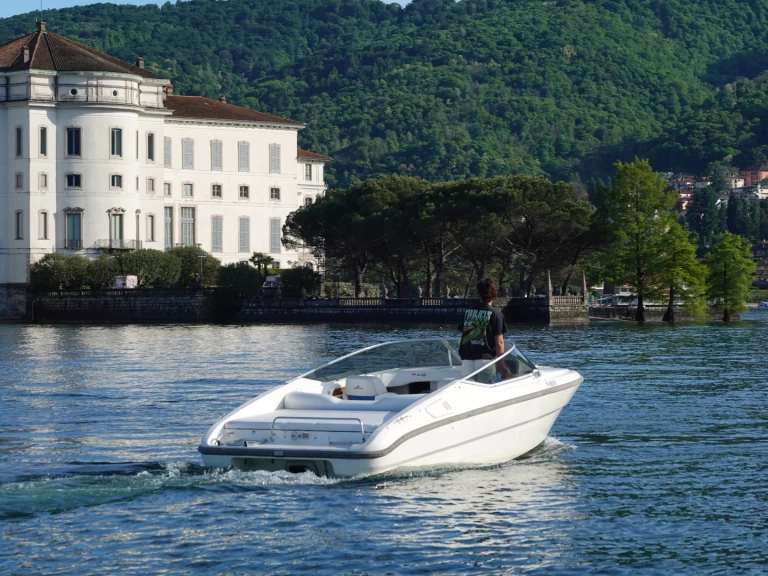 Louer Bateau à moteur avec ou sans skipper Cranchi à Stresa