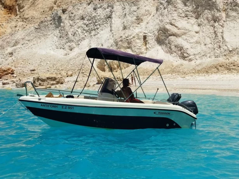 Bateau à moteur à louer à Kerí au meilleur prix