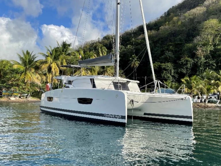 Fountaine Pajot ISLA 40 (4 CAB + 1 /  2 SDB) a louer à Le Marin
