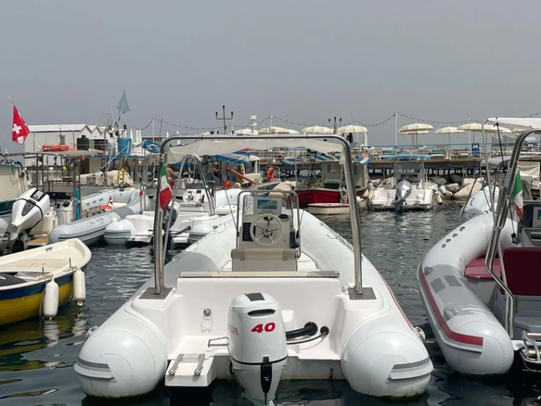 Louer Semi-rigide avec ou sans skipper Selva à Sorrento