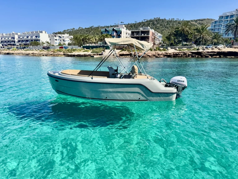 Location Bateau à moteur Polyester Yacht avec permis