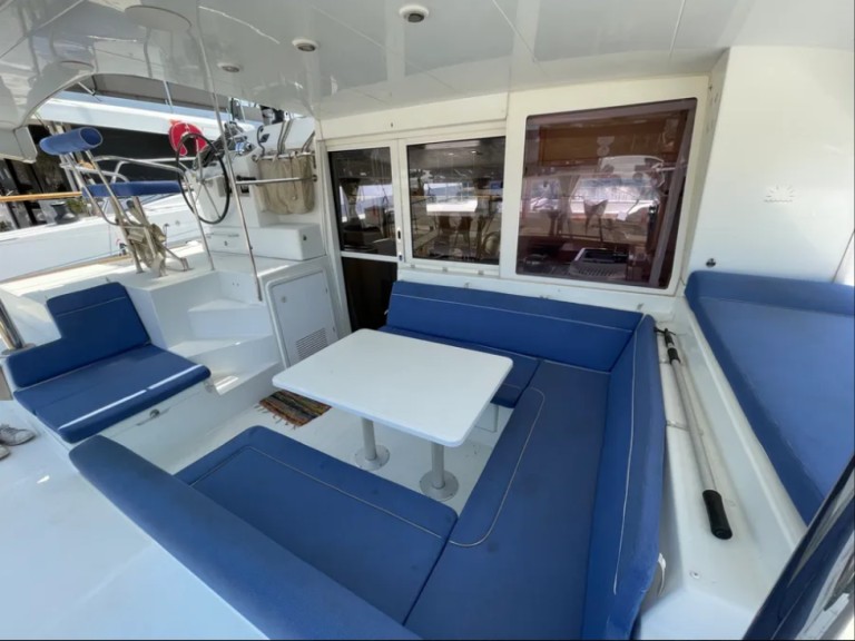 Louer Catamaran avec ou sans skipper Lagoon à Álimos