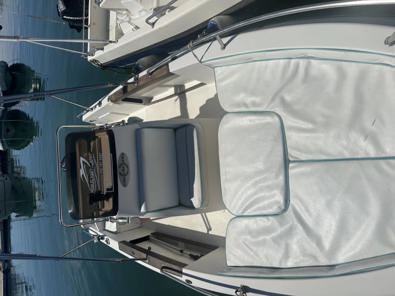 Louer Bateau à moteur avec ou sans skipper tecnofiber à Salerne