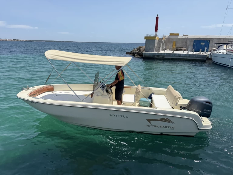 Location bateau s'Estanyol de Migjorn pas cher Invictus 190 FX