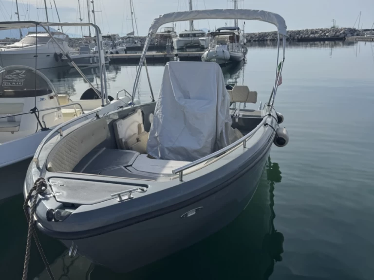 Louez un Scar Nex à Salerne