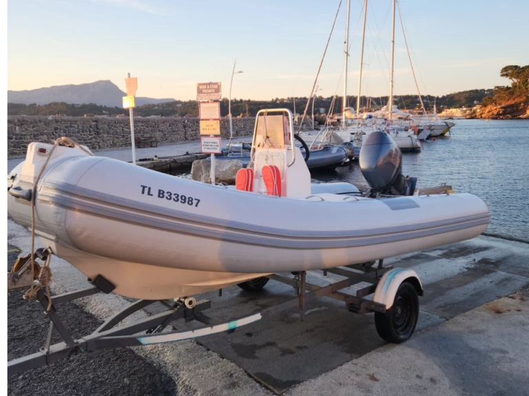 Location Semi-rigide à Le Pradet - Pneumatiques  Apex A15