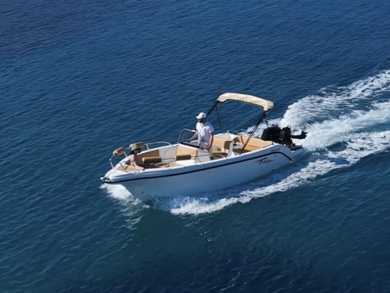 Karel F 19 a louer à Latchi