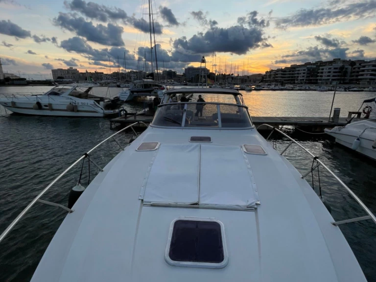 Louer Bateau à moteur avec ou sans skipper Cranchi à Porto Siracusa